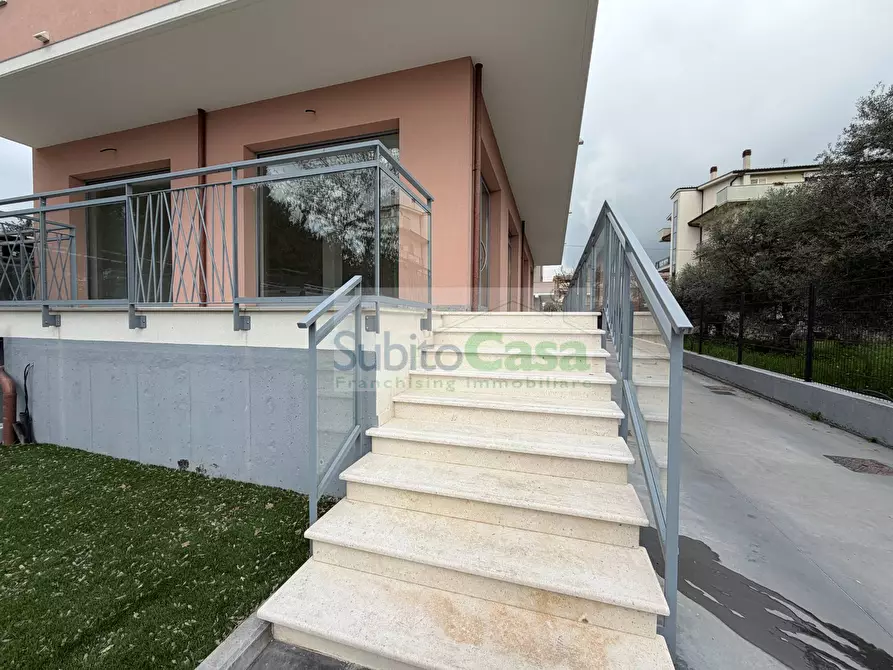 Immagine 1 di Locale commerciale in affitto  in Via Dante Alighieri a Cepagatti