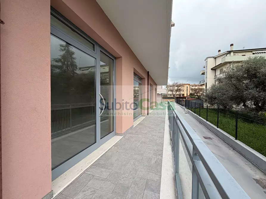 Immagine 6 di Locale commerciale in affitto  in Via Dante Alighieri a Cepagatti