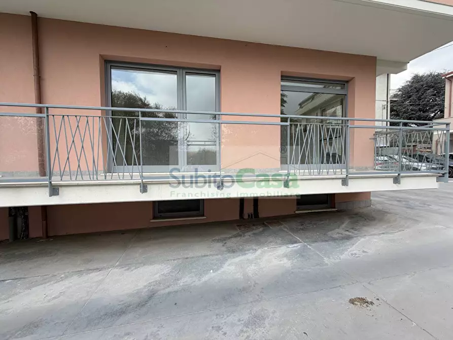 Immagine 4 di Locale commerciale in affitto  in Via Dante Alighieri a Cepagatti