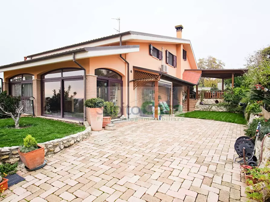 Immagine 1 di Villa in vendita  in Via Luigi De Crecchio a Chieti