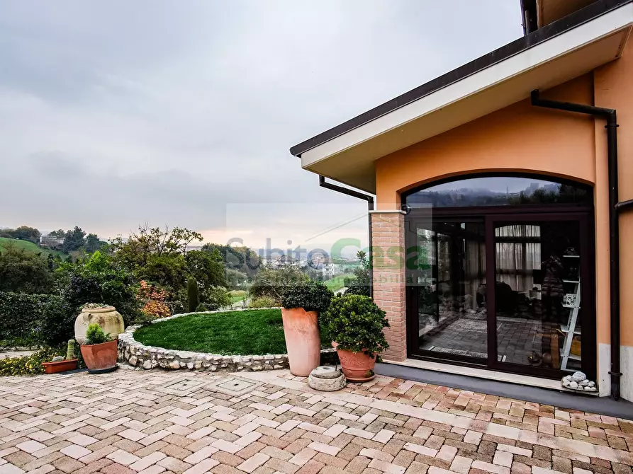 Immagine 53 di Villa in vendita  in Via Luigi De Crecchio a Chieti