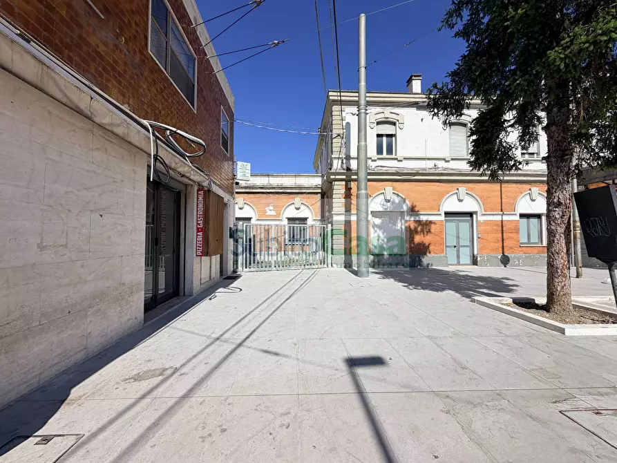 Immagine 13 di Locale commerciale in affitto  in Piazza Marconi 35/36 a Chieti