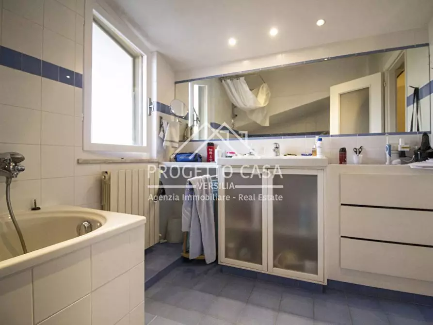 Immagine 7 di Appartamento in vendita  in VIA SERGIO DE SIMONE a Viareggio