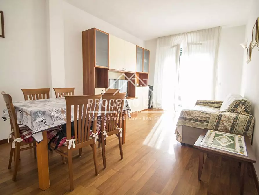 Immagine 1 di Appartamento in affitto  in VIA PAPINI a Camaiore