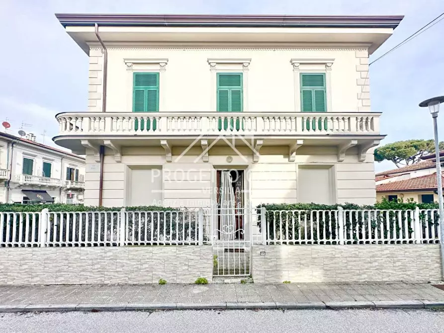 Immagine 1 di Casa indipendente in vendita  in VIA NAPOLI a Camaiore