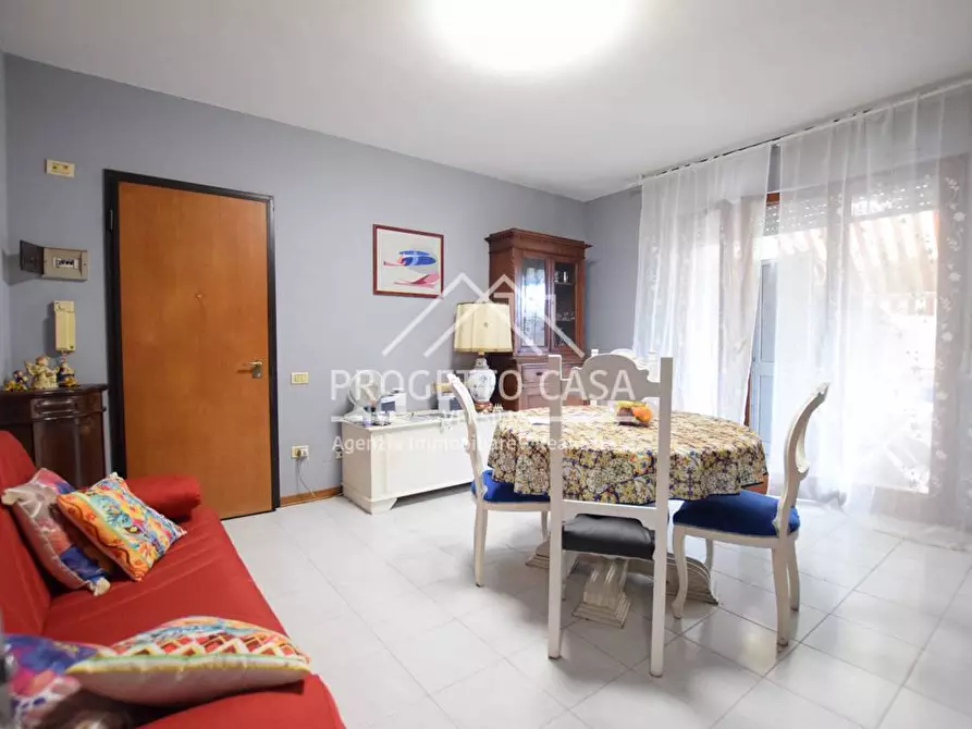 Immagine 1 di Appartamento in vendita  in via pisacane a Viareggio