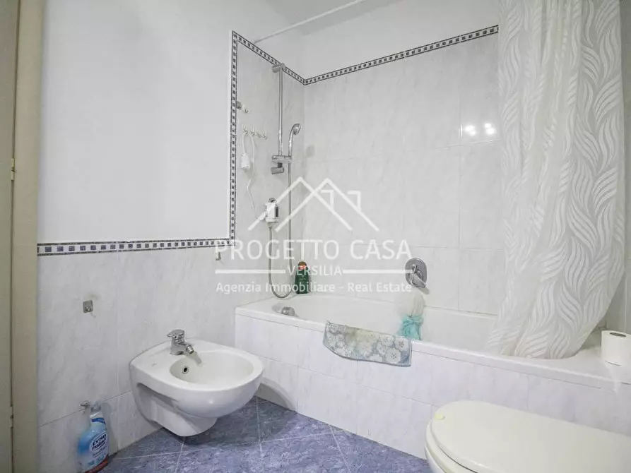 Immagine 25 di Appartamento in vendita  in Via Silvio Micheli a Viareggio