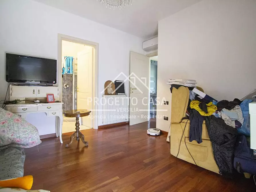 Immagine 33 di Appartamento in vendita  in Via Silvio Micheli a Viareggio