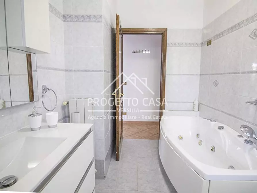 Immagine 47 di Casa indipendente in vendita  in via del trebbiano a Camaiore