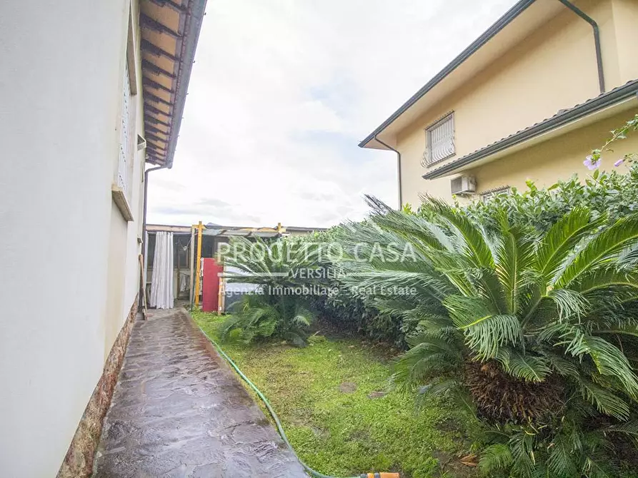 Immagine 4 di Casa indipendente in vendita  in VIA DELLA PACE a Camaiore