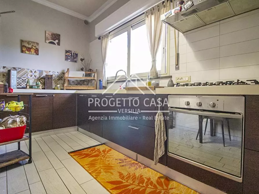 Immagine 11 di Appartamento in vendita  in VIA BOTTEGO a Viareggio