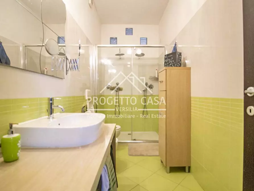 Immagine 17 di Appartamento in vendita  in VIA BOTTEGO a Viareggio