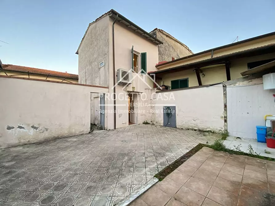 Immagine 1 di Casa indipendente in vendita  in VIA PELLEGRINETTI a Camaiore