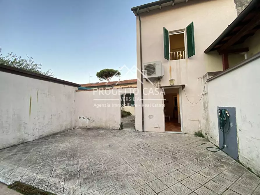 Immagine 3 di Casa indipendente in vendita  in VIA PELLEGRINETTI a Camaiore