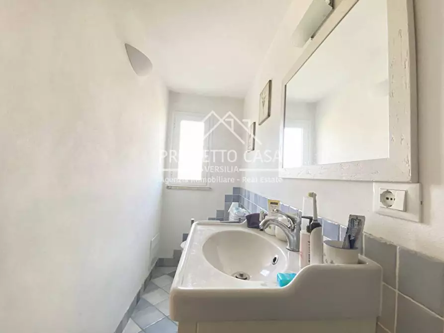 Immagine 30 di Casa indipendente in vendita  in via doninzetti a Camaiore