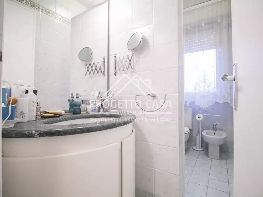 Immagine 19 di Appartamento in vendita  in via margheta hack a Camaiore