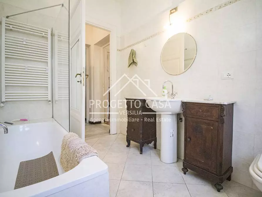 Immagine 37 di Appartamento in vendita  in VIA D'ANNUNZIO a Viareggio