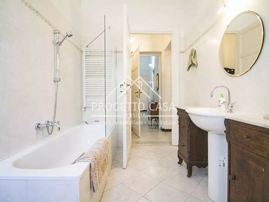 Immagine 38 di Appartamento in vendita  in VIA D'ANNUNZIO a Viareggio