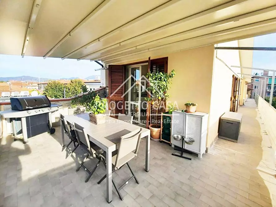 Immagine 2 di Appartamento in vendita  in via buozzi a Viareggio