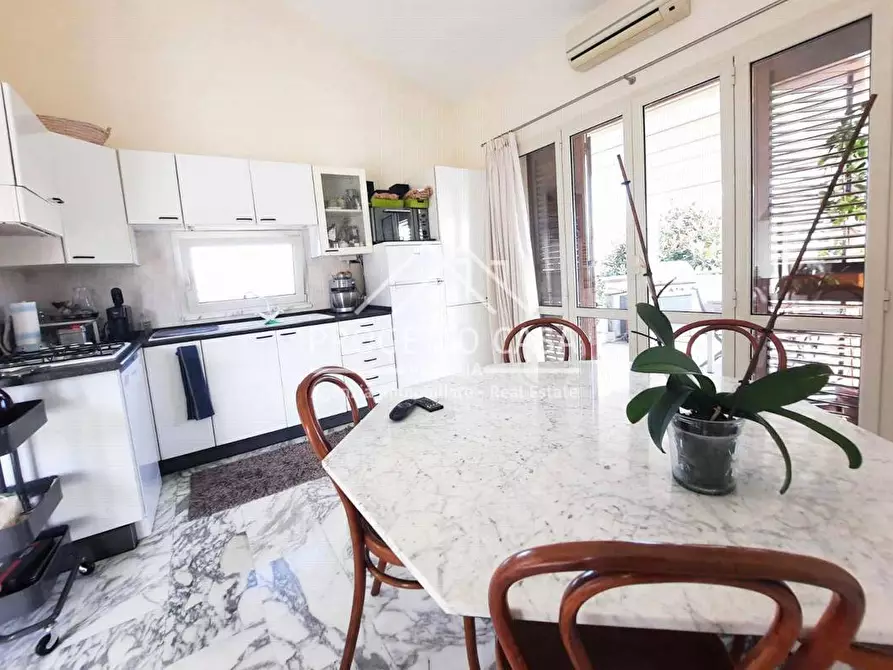 Immagine 3 di Appartamento in vendita  in via buozzi a Viareggio