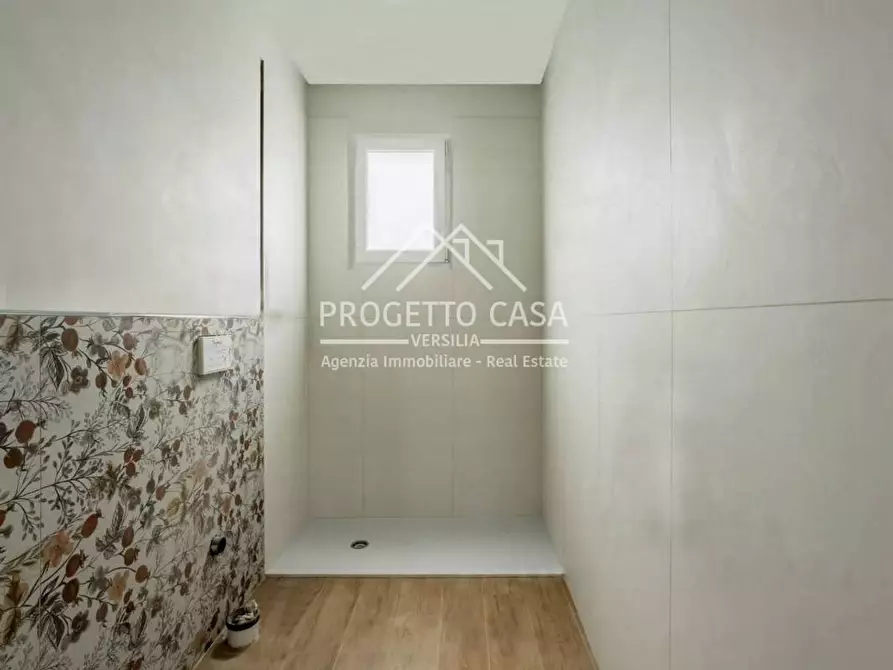 Immagine 11 di Appartamento in vendita  in VIA VITTORIO VENETO a Camaiore