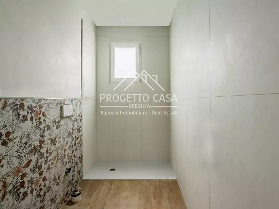 Immagine 14 di Appartamento in vendita  in VIA VITTORIO VENETO a Camaiore