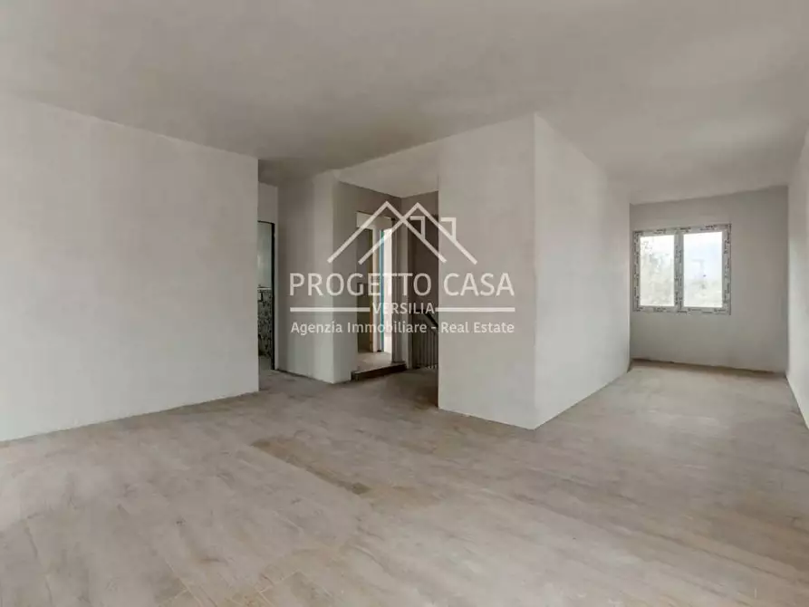 Immagine 22 di Appartamento in vendita  in VIA VITTORIO VENETO a Camaiore