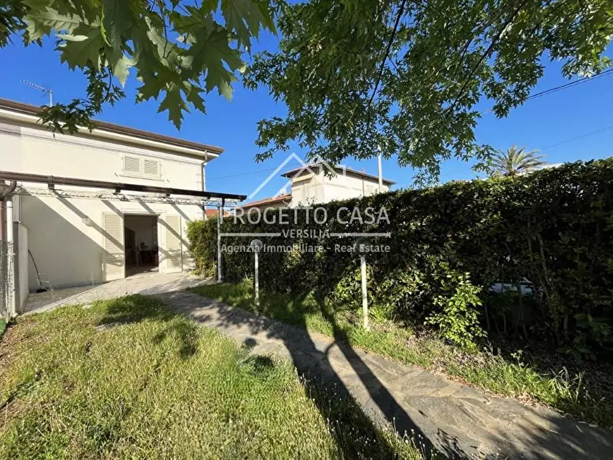 Immagine 10 di Casa indipendente in vendita  in via umberto maddalena a Pietrasanta
