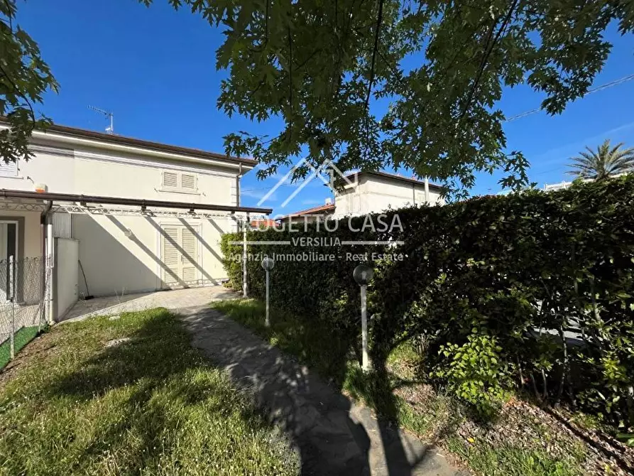 Immagine 27 di Casa indipendente in vendita  in via umberto maddalena a Pietrasanta