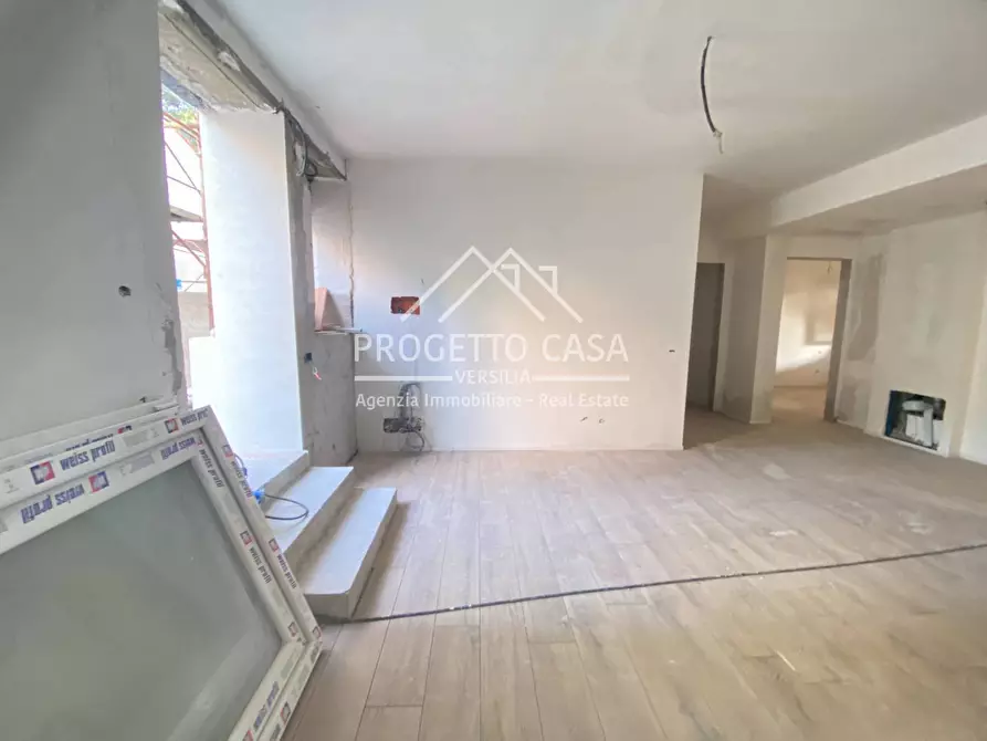 Immagine 5 di Appartamento in vendita  in VIA VITTORIO VENETO a Camaiore