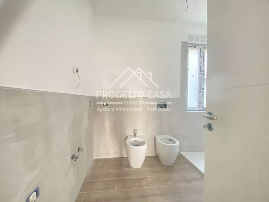 Immagine 17 di Appartamento in vendita  in VIA VITTORIO VENETO a Camaiore