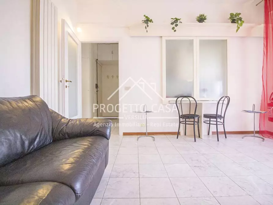 Immagine 3 di Appartamento in vendita  in VIA BEZZEGA a Viareggio