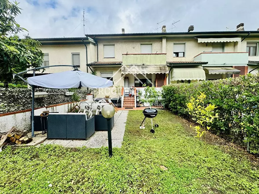 casa indipendente in vendita a Viareggio