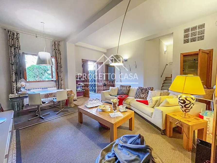 Immagine 1 di Casa indipendente in vendita  in via colombo a Viareggio