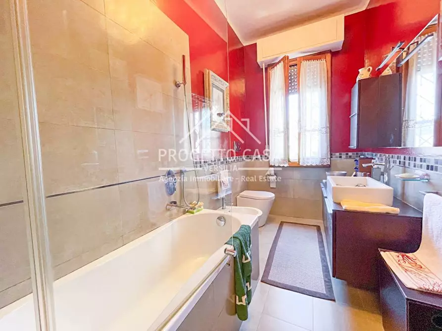 Immagine 6 di Casa indipendente in vendita  in via colombo a Viareggio