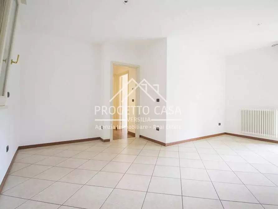 Immagine 1 di Appartamento in vendita  in Via Silvio Micheli a Viareggio