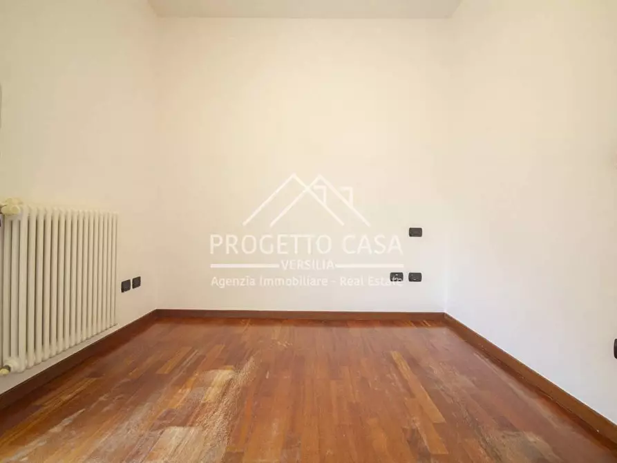 Immagine 15 di Appartamento in vendita  in Via Silvio Micheli a Viareggio