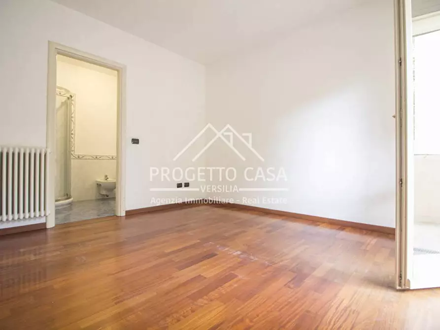 Immagine 26 di Appartamento in vendita  in Via Silvio Micheli a Viareggio