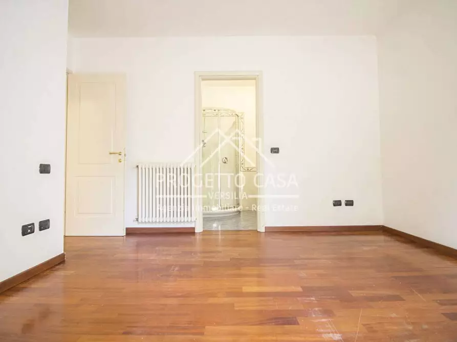 Immagine 27 di Appartamento in vendita  in Via Silvio Micheli a Viareggio