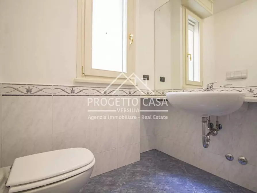 Immagine 35 di Appartamento in vendita  in Via Silvio Micheli a Viareggio