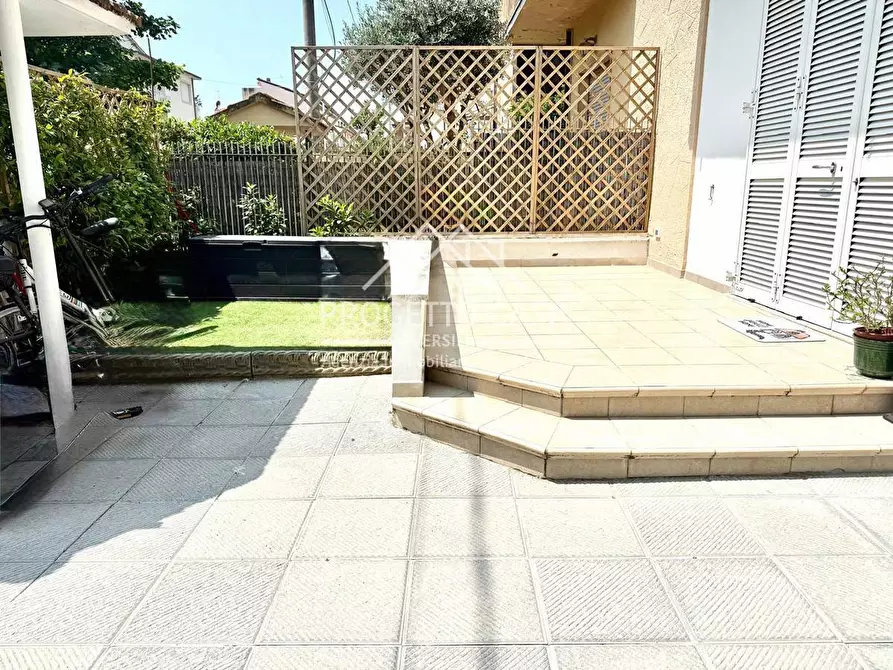 Immagine 2 di Casa indipendente in vendita  in via vittorio veneto a Viareggio