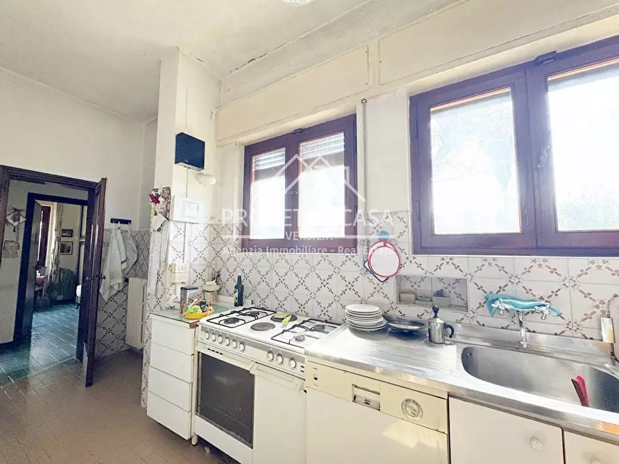 Immagine 9 di Casa indipendente in vendita  in VIA TOTI a Viareggio