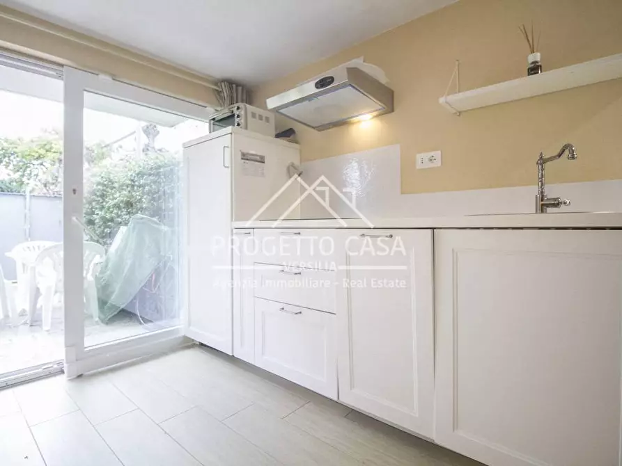 Immagine 4 di Appartamento in vendita  in via margherita hack a Camaiore