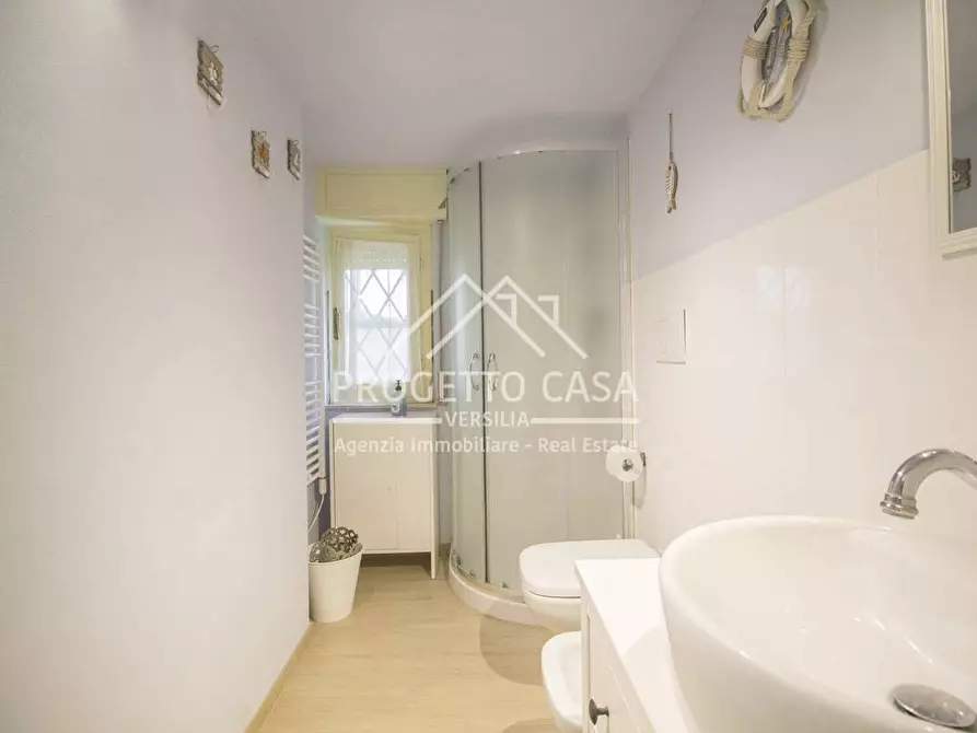 Immagine 21 di Appartamento in vendita  in via margherita hack a Camaiore