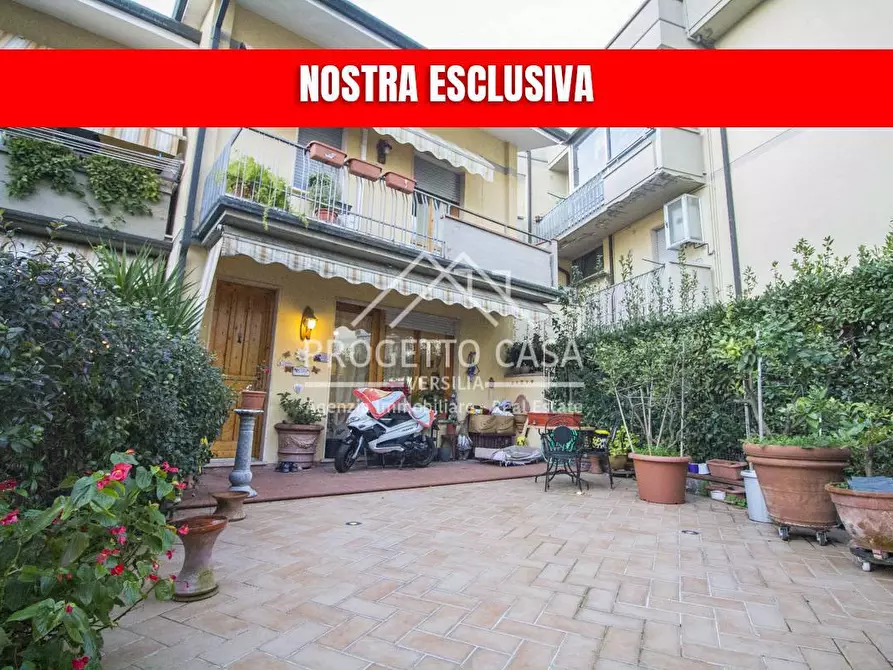 Immagine 1 di Casa indipendente in vendita  in VIA DELLE ACACIE a Viareggio