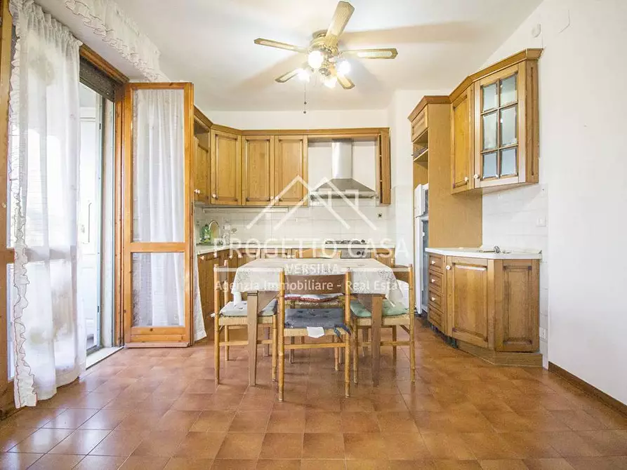 Immagine 2 di Appartamento in vendita  in VIA DEI MARMI a Viareggio