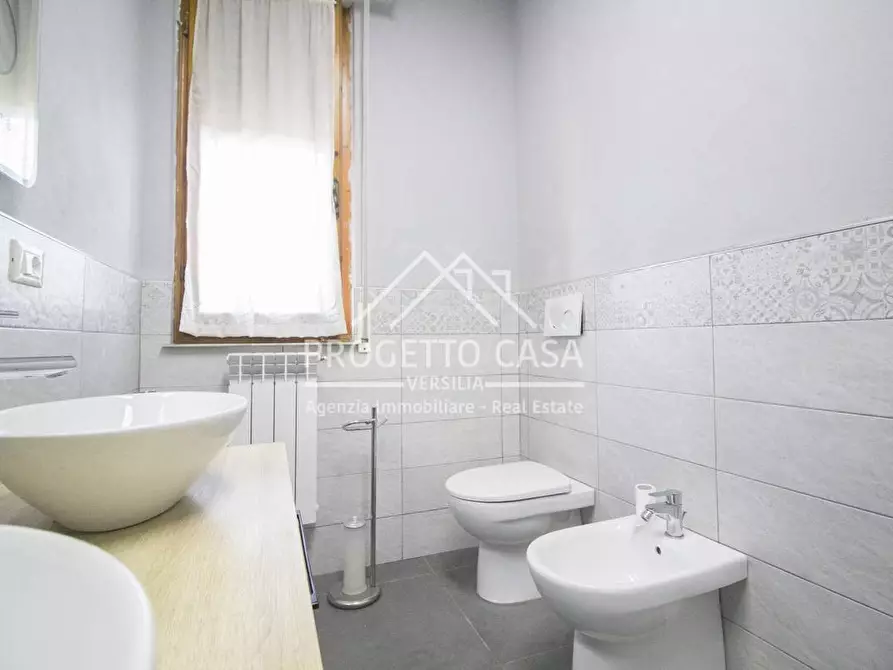 Immagine 30 di Appartamento in vendita  in VIA DEI MARMI a Viareggio