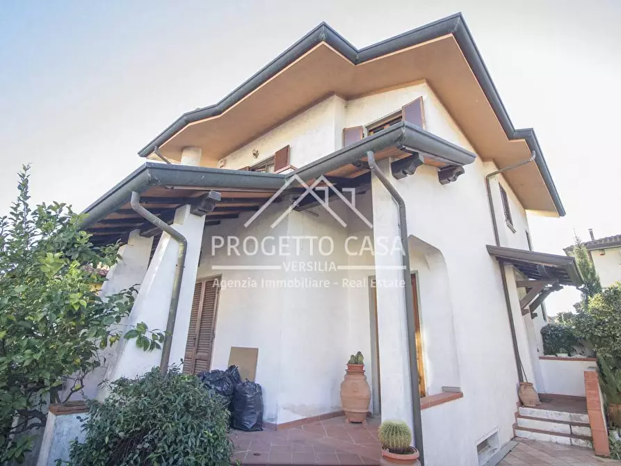Immagine 1 di Casa indipendente in vendita  in VIA LELIO GIUSTI a Viareggio
