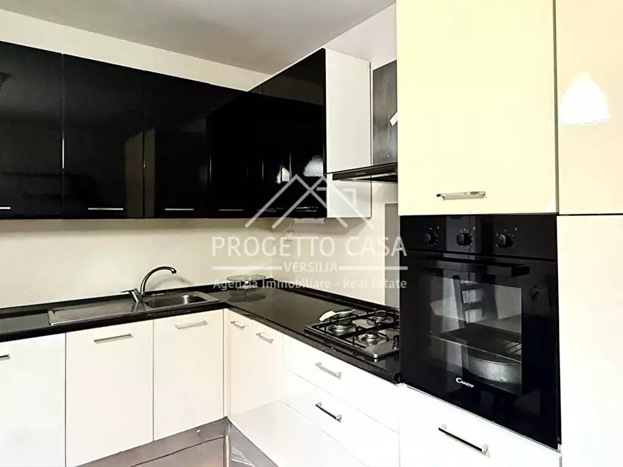 Immagine 10 di Appartamento in vendita  in via pellegrinetti a Camaiore