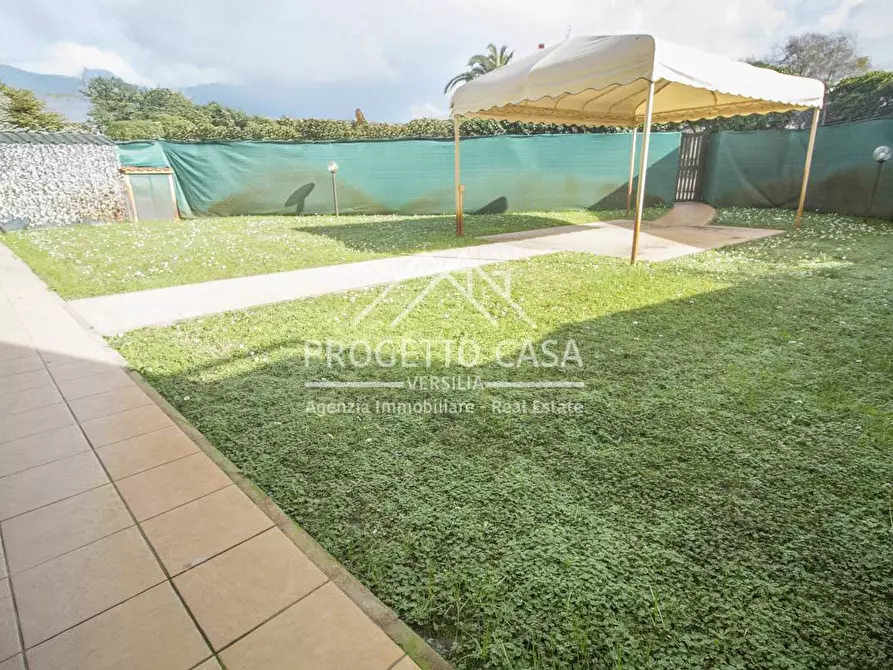 Immagine 43 di Appartamento in vendita  in via icilio sadun a Viareggio